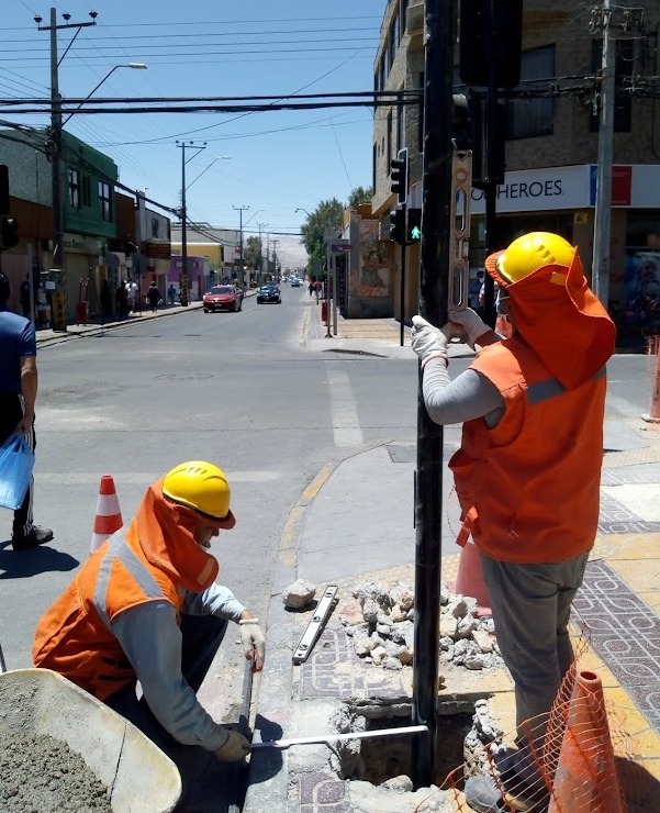 Instalación de postes de semáforos