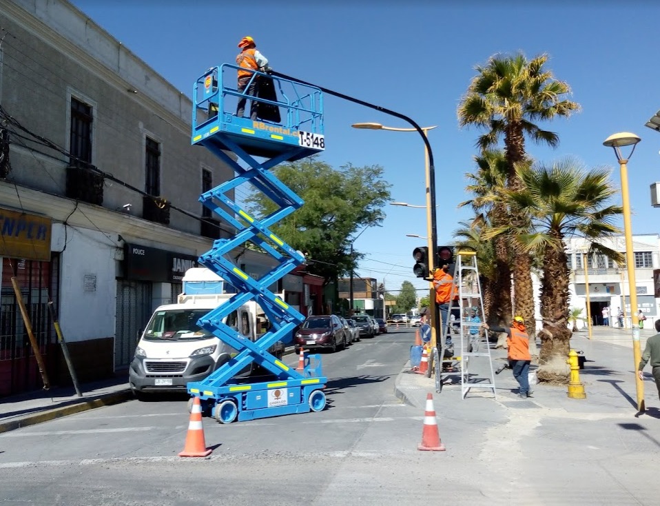 Montaje de lámparas para habilitación de cruce semaforizado
